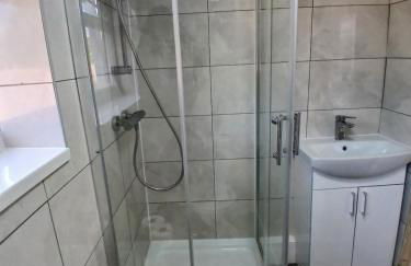 PREISTLEY HOUSE- CONTRACTORS ACCOMMODATION Entire 4 Bedroom House with free parking and up to 8 sleep- NO PARTIES ALLOWED - Foto 11