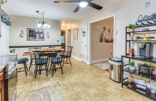 Enchanting Creekside Cottage with Hot Tub - Foto 7