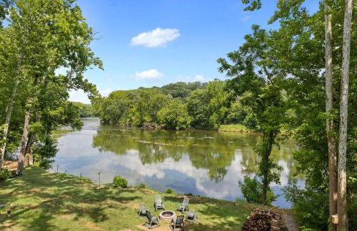 Riverside Oasis with Stunning Views, Cozy Firepit! - Photo 18