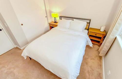 Spacious 4BR Family Home Free Parking, Fast WiFi, Near Galleria & Fountains - Foto 20