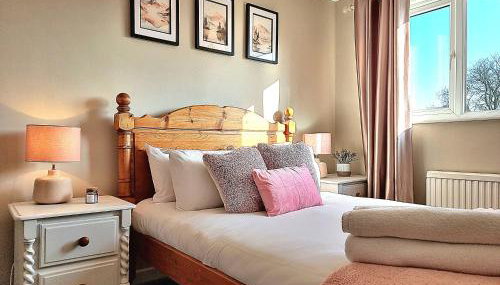 Spacious 4 Bed Holiday Home with Hot Tub & Parking near Matlock Peak District - Foto 3