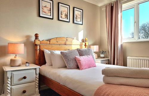 Spacious 4 Bed Holiday Home with Hot Tub & Parking near Matlock Peak District - Foto 3