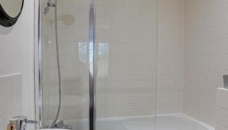 Eider Cottage Lower Mill Estate Lakeside Escape with Spa Access - Foto 5, towels, Shower