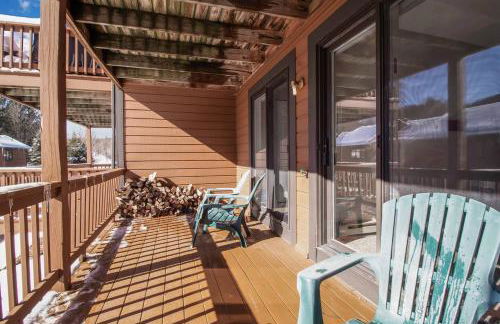 Modern Townhome with Decks Fireplace & Mountain Views - Foto 31