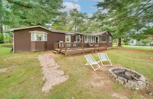 Walk to Beach and Lake Idyllic Escape in Edinboro! - Foto 1