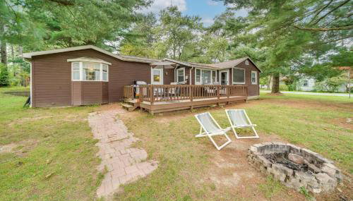 Walk to Beach and Lake Idyllic Escape in Edinboro! - Foto 1