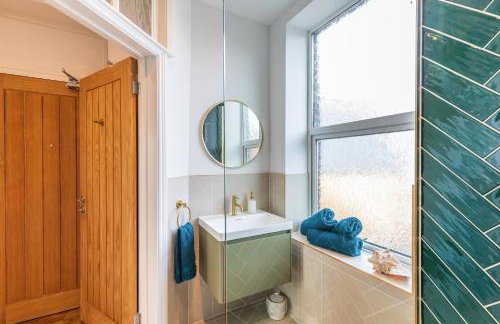 Spacious 2-Bed Flat with Panoramic Views - Foto 13