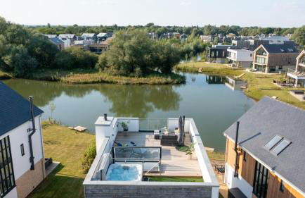 Mallards Way ML01 HOT TUB Lakeside Spa - Photo 2