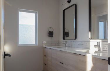 Steps to Alki Beach with Water Views Rooftop deck - Foto 24