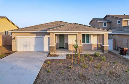 Entire Private Home with 4 Bedrooms 2 Bathrooms, Mountain Edge, New House, Ranch, Gated Yard, Available Now - Foto 79