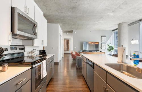 Linea Luxury Living with Indoor Pool and Rooftop Views in The Loop - Photo 29