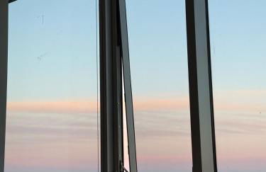 Luxury 1BR w Stunning Floor-to-Ceiling Water Views - Foto 18