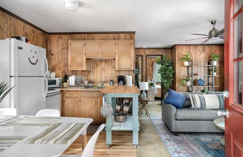 Hot Tub Deck Screened Porch Fire Pit & WiFi - Photo 18