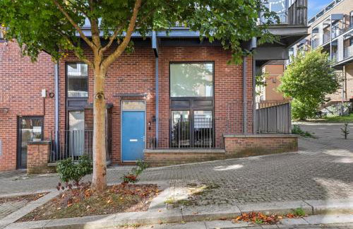 Sleek Modern City Apartment - Photo 19