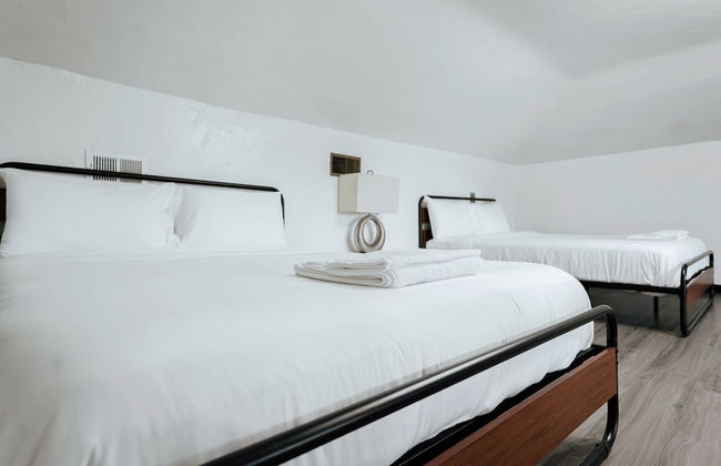 Cozy 6BR Home Near Plaza Dist -sleeps 15 - Photo 34