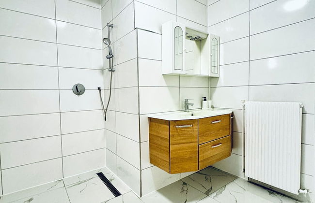 Cozy 3BR Apt with Garden Sleeps 10 - Foto 34