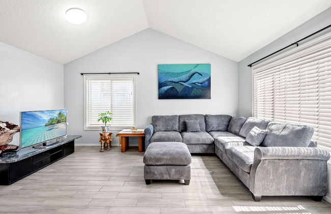 Spacious Family Retreat w Garden Modern Comfort - Photo 3