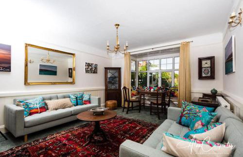 Beachside period family home. 5 BR spacious, comfortable. - Photo 4