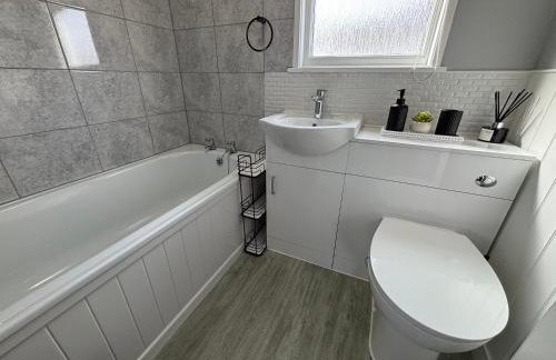 169 - Two bed Chalet on Sunbeach Holiday Park - Sleeps 5, pet friendly, FREE pool and entertainment passes included - plus WiFi, bed linen and towels included 300m from the beach! - Foto 14