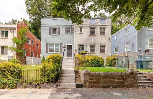 Stylish 3BR Townhouse with Backyard,and Easy Parking - Photo 19
