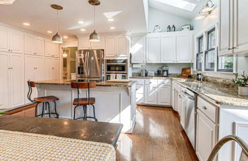 4,100-Sq-Ft Gem with Pool Table and Yard in Raleigh - Foto 9