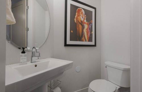 Modern Luxe Townhome with Rooftop Cinema - Foto 33