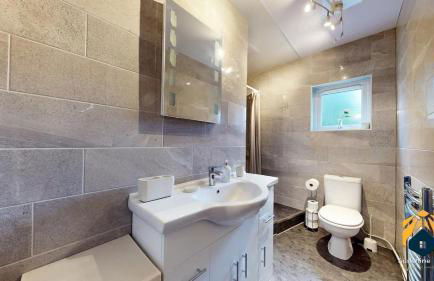 4 Bed Apartment- With Cosy Pub - Food/Drink 10%off - Photo 16