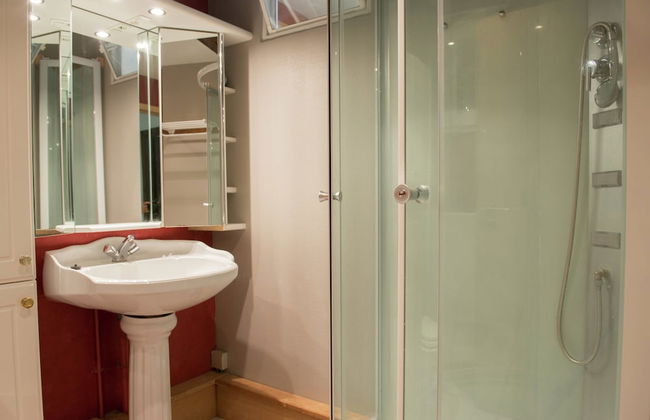 Desnie Farmhouse With Pool - Photo 23