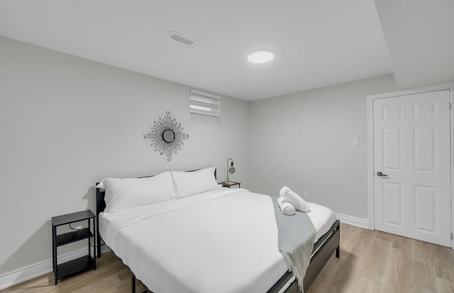 Beautiful House - On A Quiet Street - Photo 12