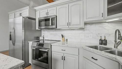 The Elevated Gallery - Historic Loft - Heart of Downtown - 98WalkScore - Foto 5, stove