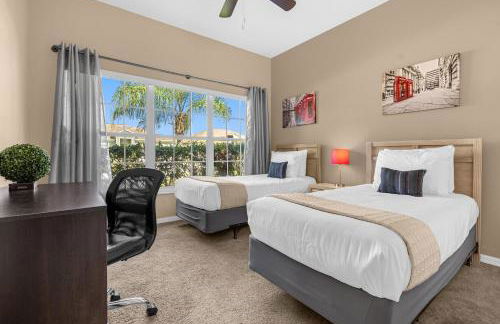 Upstay Home w Pool Hot Tub & Patio - Pet Friendly - Foto 35