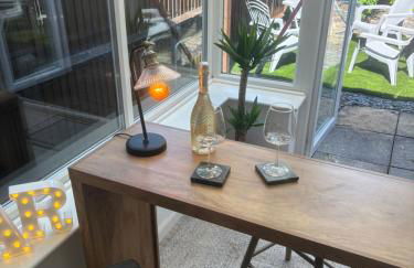 Redwing Retreat Bicester Village - Stylish Retreat Steps from the Shops - 2 Bed House with Garden and Parking - Foto 6