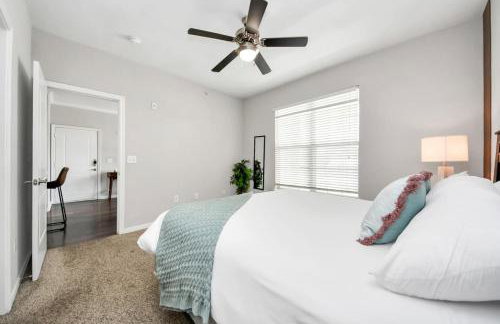 LUX Resort Inspired 2BR Near Houston Pool Gym - Foto 25