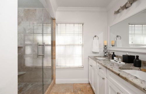 The Recharge - Springs , Tesla & EV Station , Pets - Foto 11