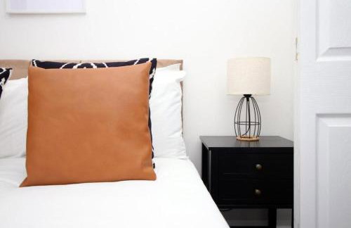 Peaceful 3 Bed Flat with Parking and Balcony by CTO Serviced Apartments - Foto 7