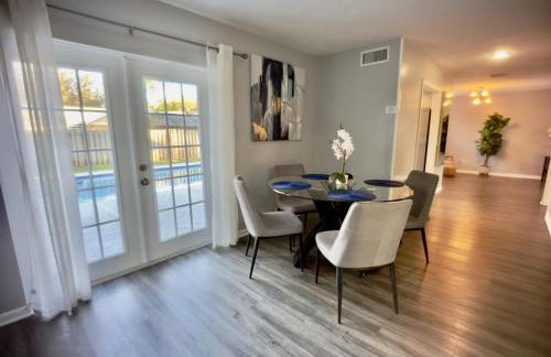 Luxury 4BR Getaway with Heated Pool & Cozy Vibes! - Foto 16