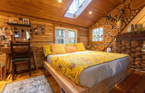Luxurious European Chalet in the Forest with Riverview - Foto 7
