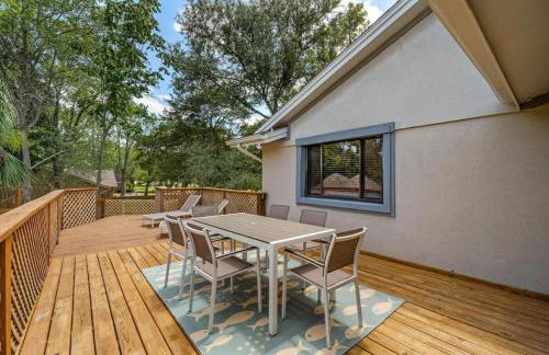 Waterfront oasis with private pool, game room, fire pit and volleyball court - Foto 74