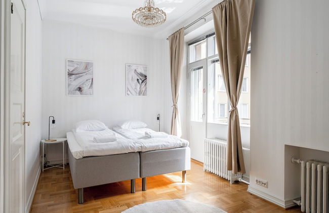 Historical 2BR Apartment with Sauna & Great Location - Foto 2