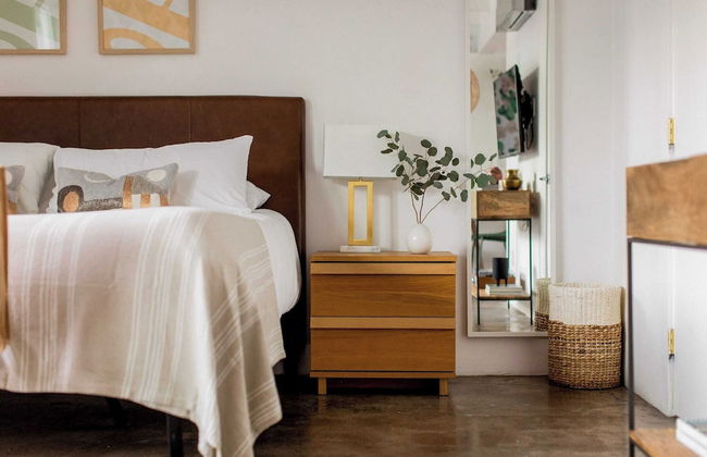 2 Rooms, Sleeps 8 Retro Hotel w/ Pool Wesley King Studio Buyout by Avantstay - Foto 2