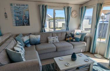 Beautifully presented beachcomber holiday home sited on the Durdle Door holiday park within a few minutes walk from the path that leads to the famous Durdle Door arch and Lulworth cove - Foto 3