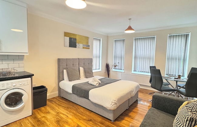 Stay Near Heathrow! Pristine, Convenient & Only 5 Mins to the Terminals - Photo 4