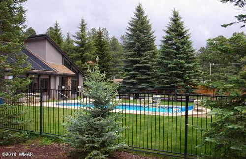 2BR Gated Escape With A Pool And Walk to Dining and Trails - Foto 30