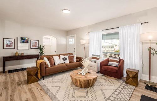 Oakwood Charm Family-Friendly 3BR Getaway - Photo 36