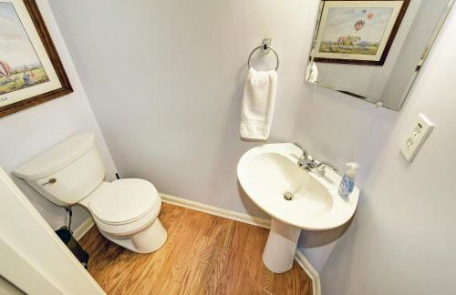 Lux Townhouse, Walk to All, Sleeps 6 Adults - Photo 17