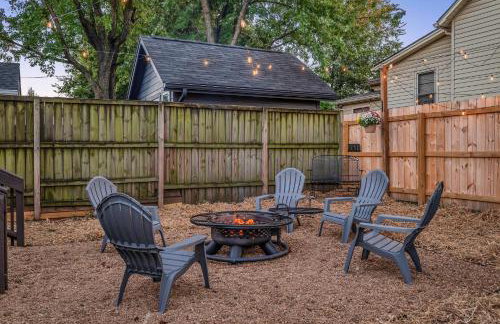 Fully Furnished Bungalow with Deck Near City Center - Foto 28