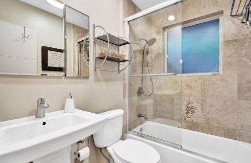 Heated pool, parking, 5 min walk to food and fun! - Foto 18