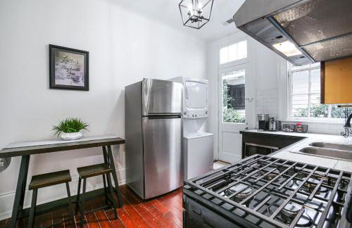 Updated Bourbon Street Condo with Smart TVs! - Foto 8