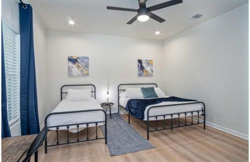 Unwind in Style 4BR2BA Quick Access to Downtown - Foto 19