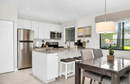 Luxurious Golf Retreat Villa in PGA National! - Photo 15